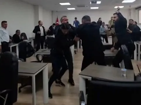 Belediyenin meclisi boks ringine dönüştü! Kadınlar da katıldı - fotoğraf 2